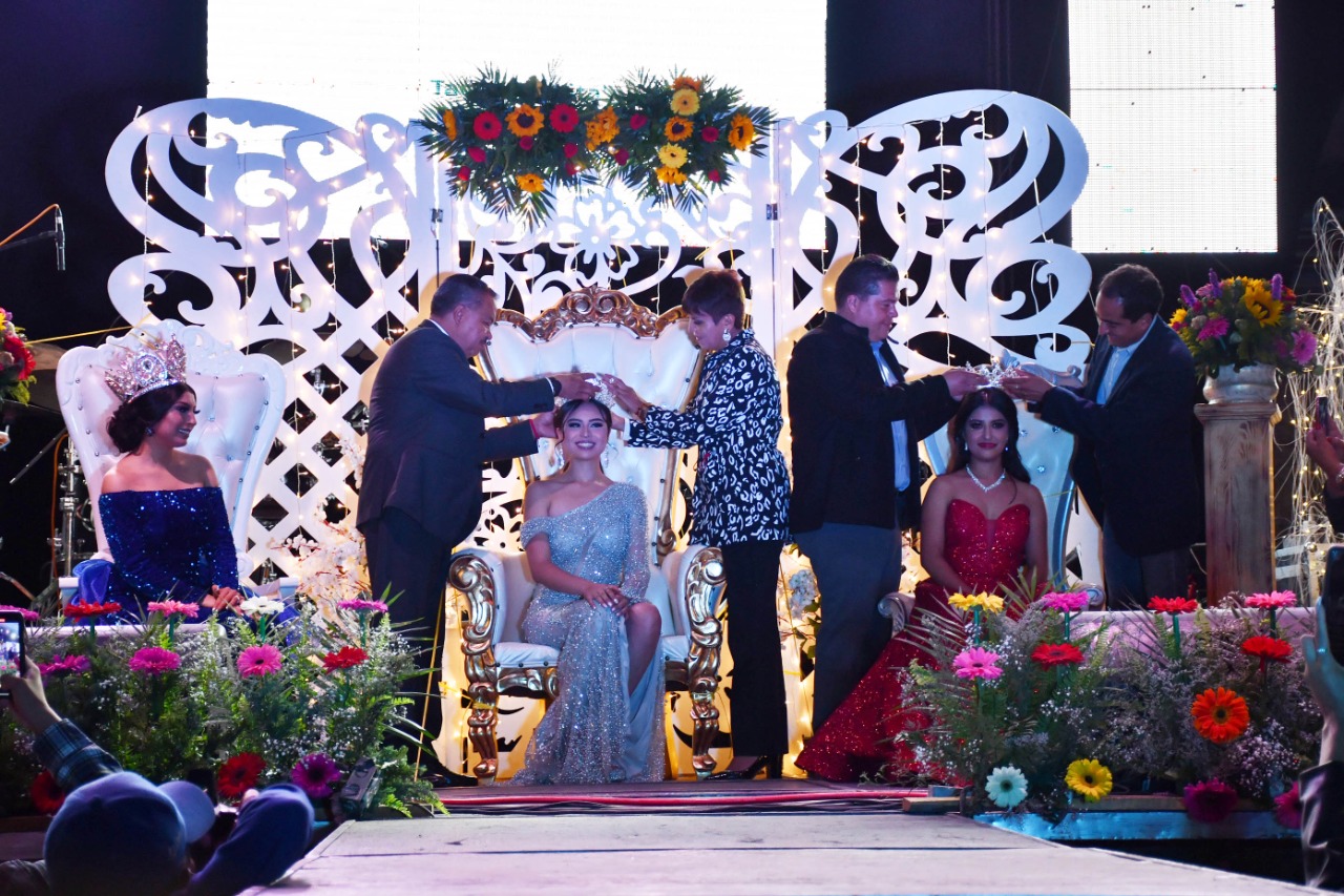 Coronan a Judith I como reina de la Feria Regional de Tacoaleche 2022