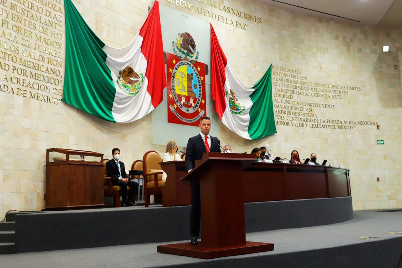 El gobernador de Oaxaca Alejandro hace entrega de su quinto informe ante la congreso local.