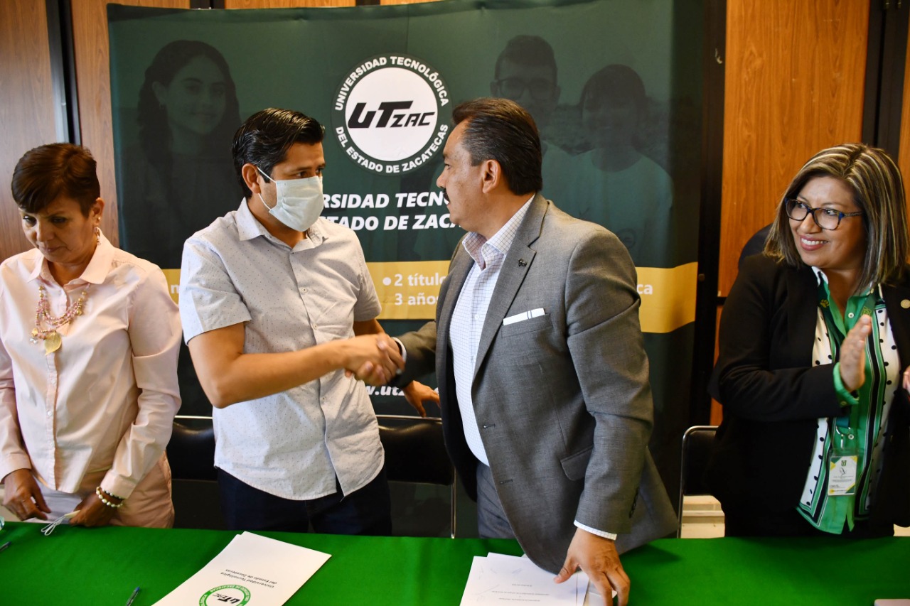 Firma Julio César Chávez convenio de colaboración con la UTZAC 