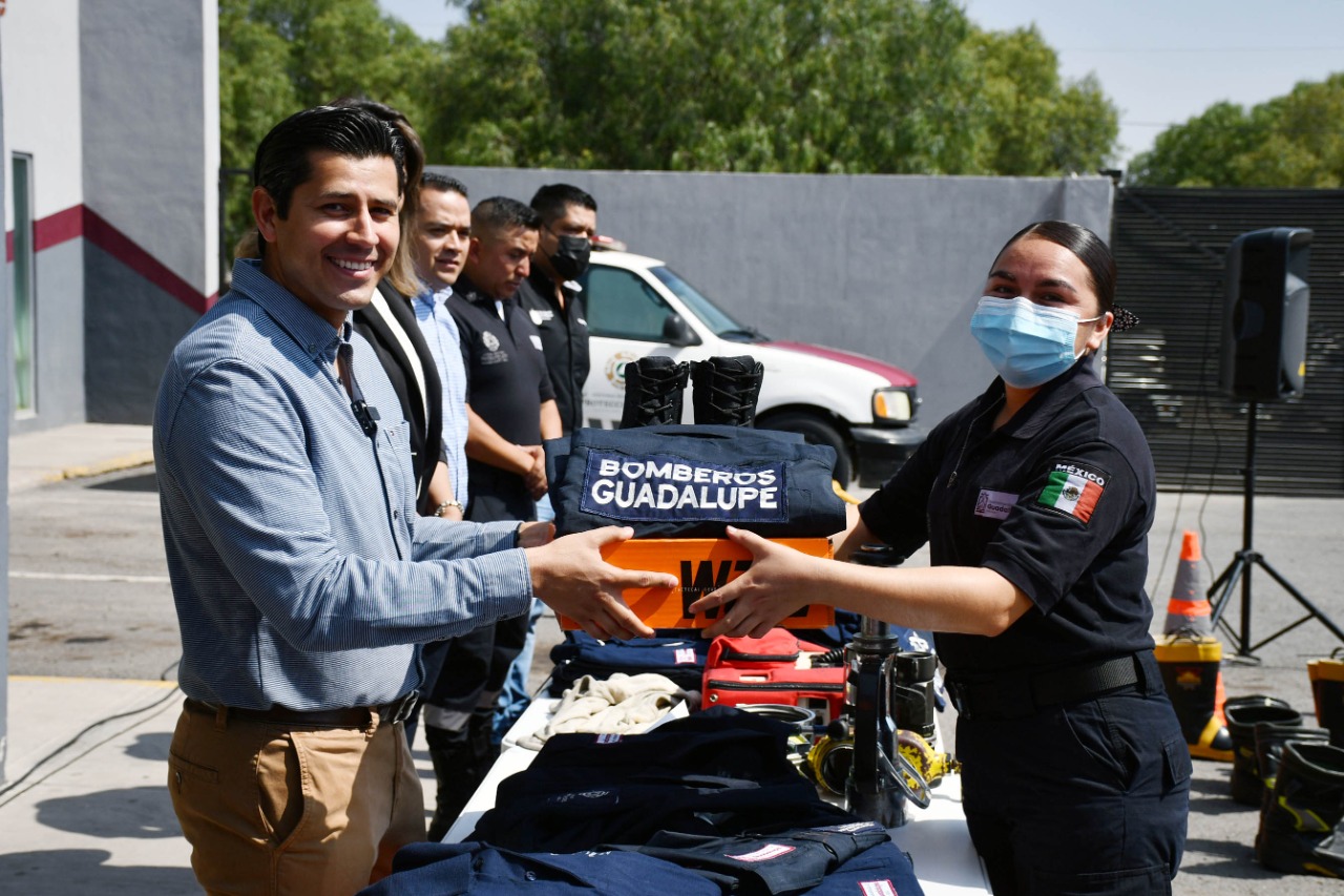 Entrega Julio César Chávez uniformes y equipo a Protección Civil y Bomberos de Guadalupe