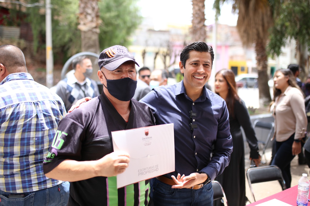 David Monreal y Julio César Chávez entregan escrituras a familias guadalupenses