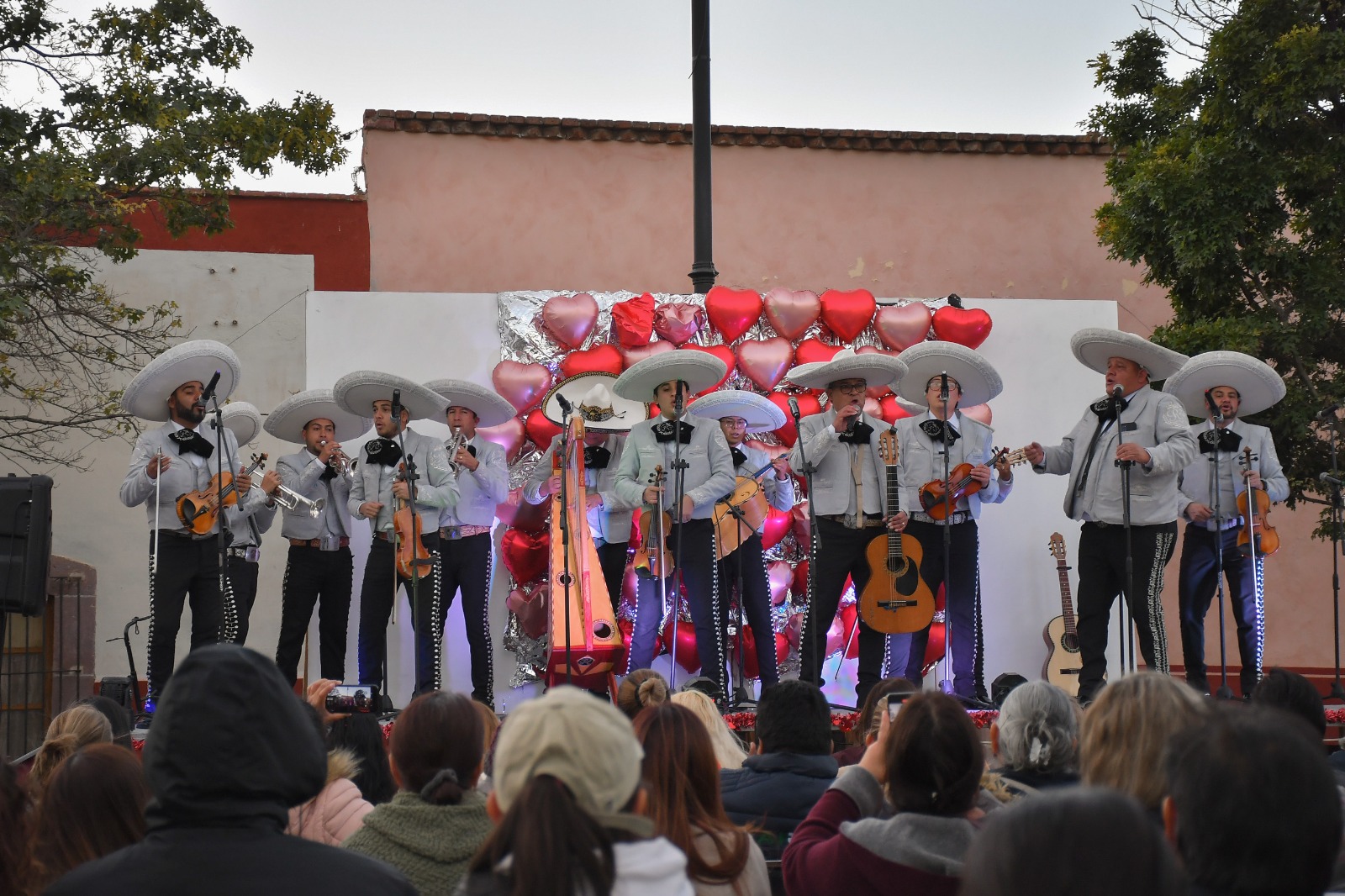 En el Jardín Juárez Celebran guadalupenses, Día del Amor y la Amistad