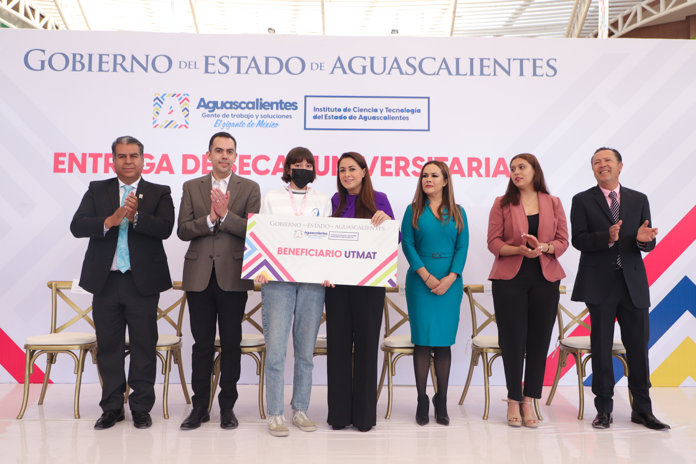 ENTREGA TERE JIMÉNEZ BECAS A UNIVERSITARIOS DESTACADOS; CUBREN LA COLEGIATURA DURANTE TODA SU CARRERA