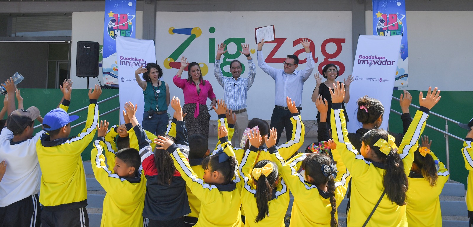 Acompaña José Saldívar a alumnos de Ojo de Agua a Museo Interactivo Zig-Zag