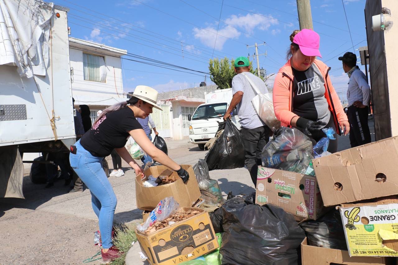 FUNCIONARIOS RECOGEN BASURA DE COLONIAS