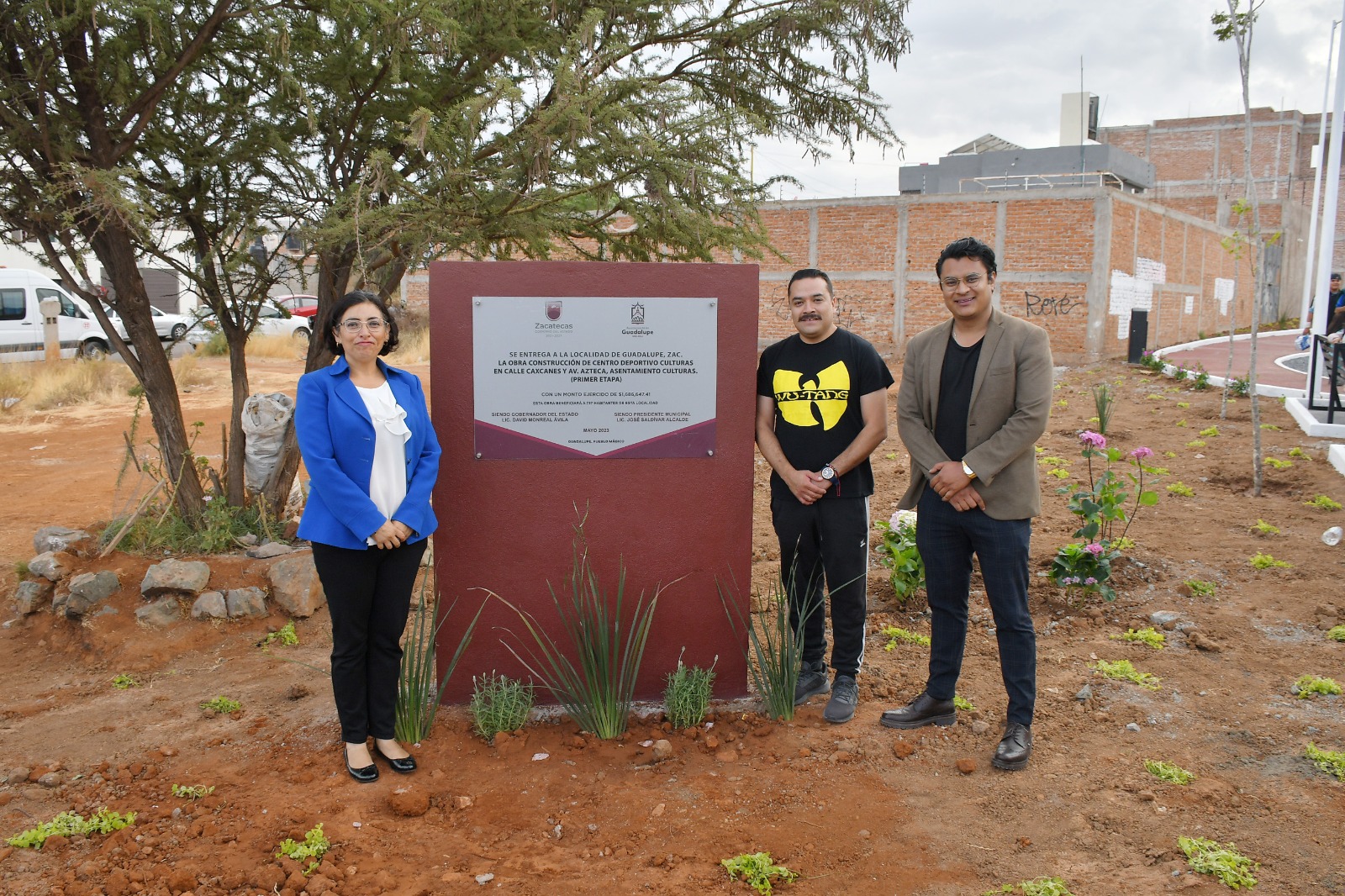 Con la construcción de Centro Deportivo Cumple José Saldívar con vecinos de la Colonia Culturas