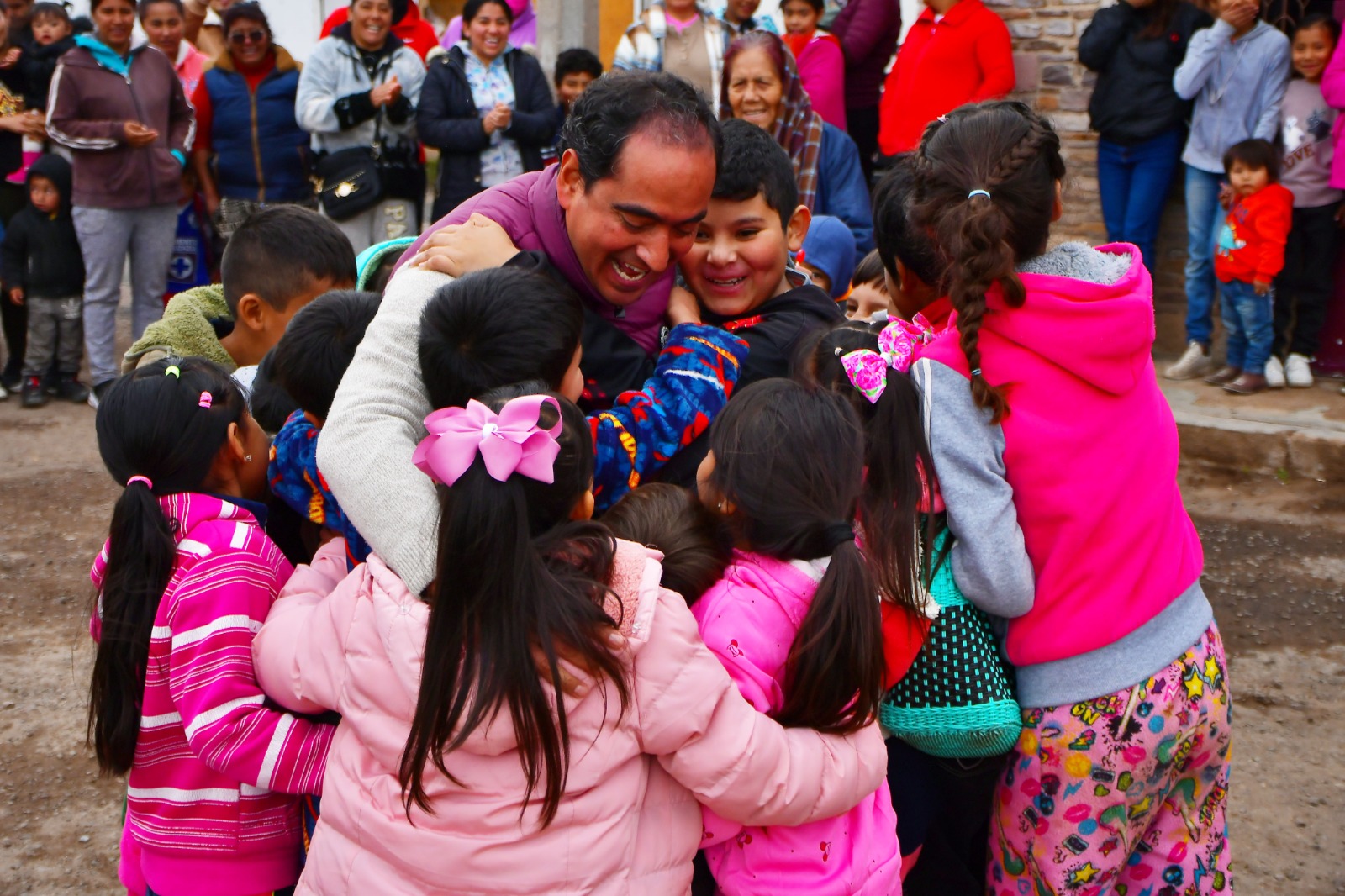 Disfrutan familias de Tacoaleche con Pepe Saldívar de las ‘Posadas por la familia’