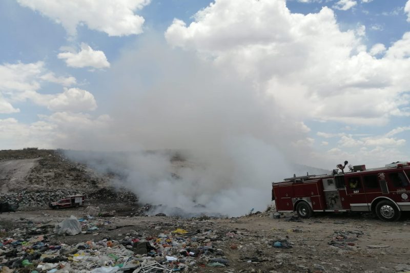 PROTECCIÓN CIVIL TRABAJA EN SOFOCAR EL FUEGO DEL TIRADERO  MUNICIPAL