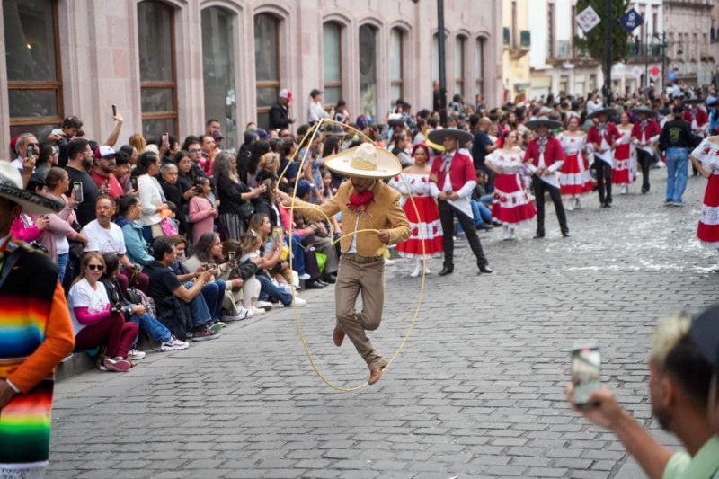 EL COLORIDO FESTIVAL DEL FOLCLOR 2024