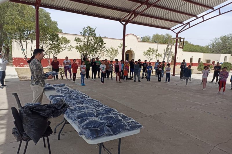 APOYA GOBIERNO MUNICIPAL DE JEREZ, CON UNIFORMES EN ESCUELA DE NIVEL BÁSICO