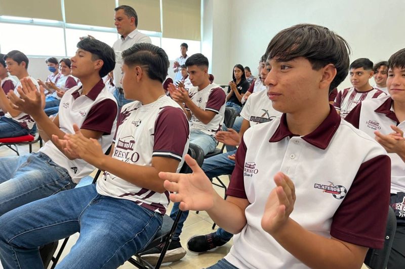 EQUIPO DE FUTBOL PLATEROS FRESNILLO ESTRENA UNIFORME