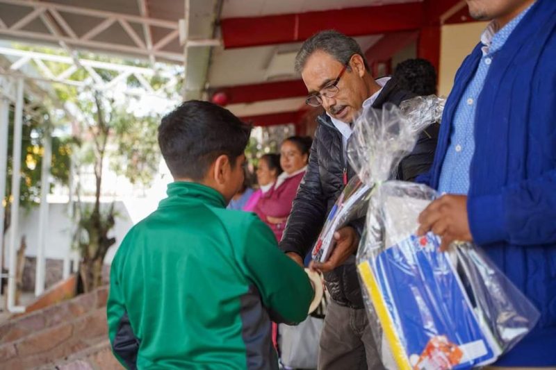 ENTREGA DE PAQUETES ESCOLARES EN LAS PRIMARIAS DE LA CAPITAL