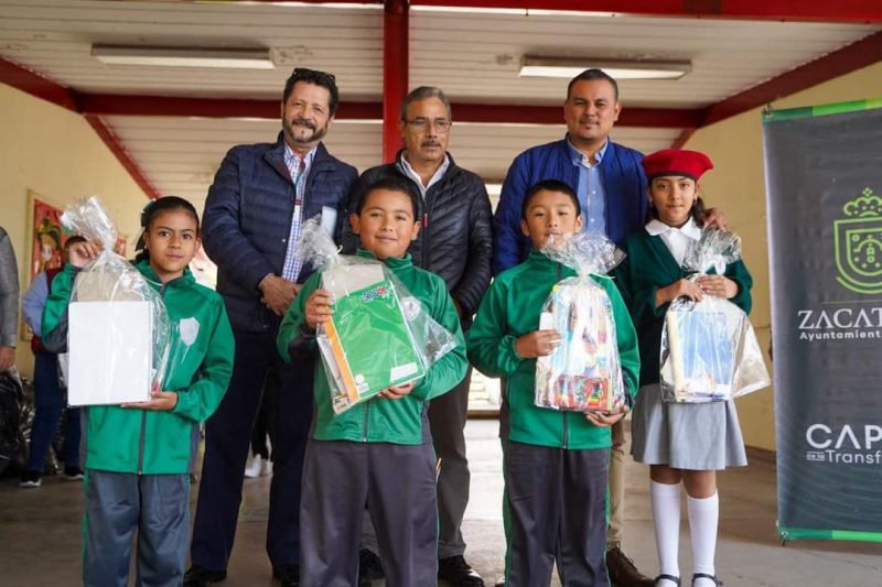 ENTREGA DE PAQUETES ESCOLARES EN LAS PRIMARIAS DE LA CAPITAL