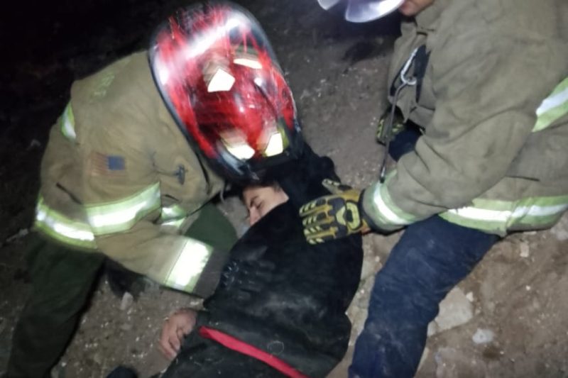 RESCATAN A JOVEN QUE CAE EN BARRANCO