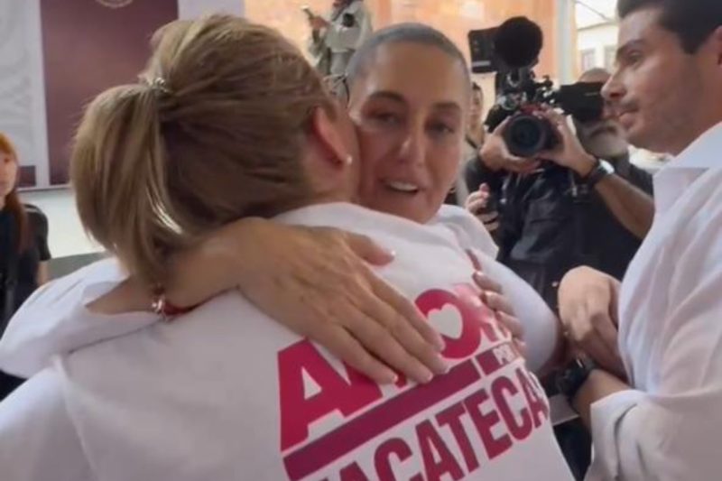 EL ABRAZO EN PLAZA DE ARMAS