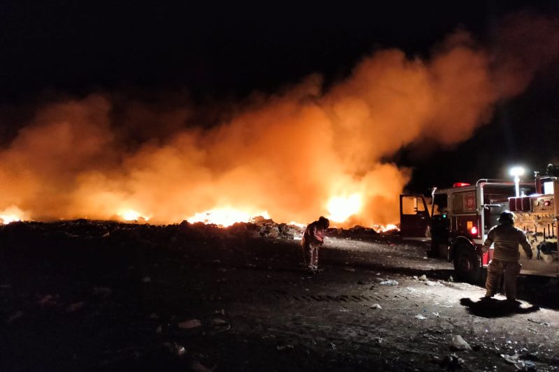 CONTROLAN INCENDIO EN BASURERO DE JEREZ