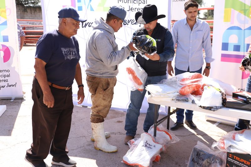 ENTREGA EQUIPO A TRABAJADORES DEL RASTRO MUNICIPAL DE JEREZ