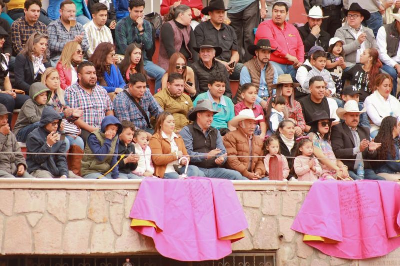 AFICIÓN TAURINA DA LA BIENVENIDA AL ALCALDE RODRIGO UREÑO CON ESPECTACULAR FESTIVAL TAURINO