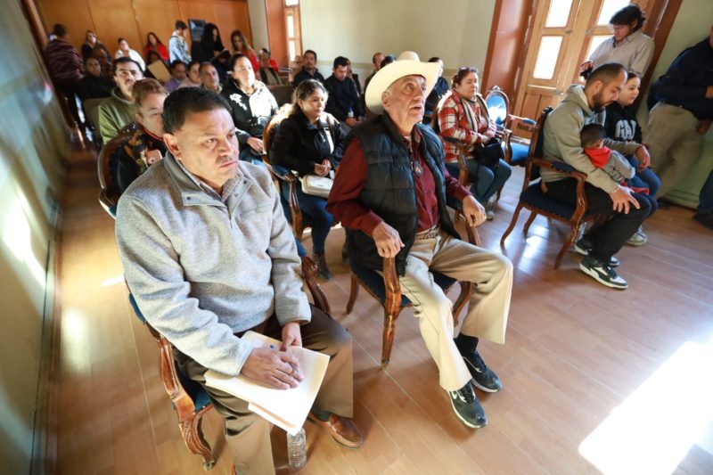 RODRIGO UREÑO ENTREGA ACTAS DE DOBLE NACIONALIDAD A 71 PERSONAS.