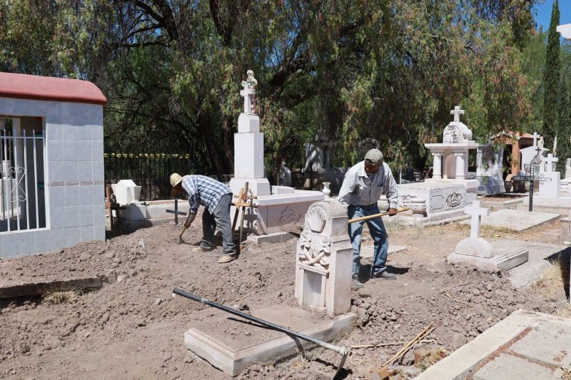 LIMPIAN PANTEONES DE JEREZ PREVIO AL DÍA DE LAS MADRES