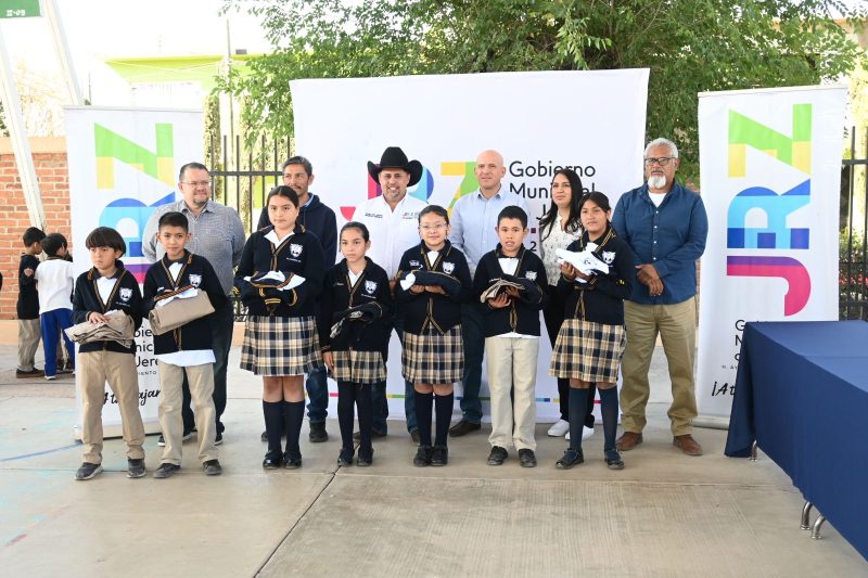 RODRIGO UREÑO ENTREGA UNIFORMES A ALUMNOS DE LA PRIMARIA MÁXIMO PÉREZ TORRES