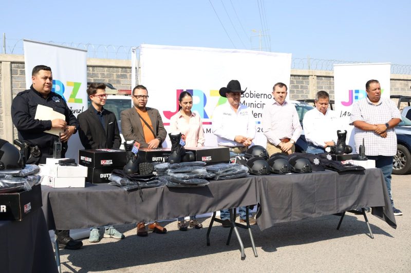 RODRIGO UREÑO ENTREGA EQUIPAMIENTO A ELEMENTOS DE SEGURIDAD