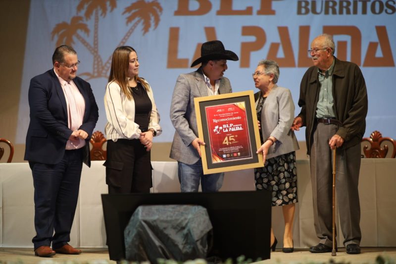 RODRIGO UREÑO RECONOCE EL LEGADO DE BURRITOS LA PALMA EN SU 45 ANIVERSARIO