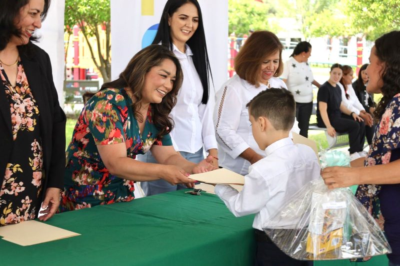 DIF JEREZ RECONOCE A MENORES QUE CULMINARON TERAPIAS EN EL CRIJJ