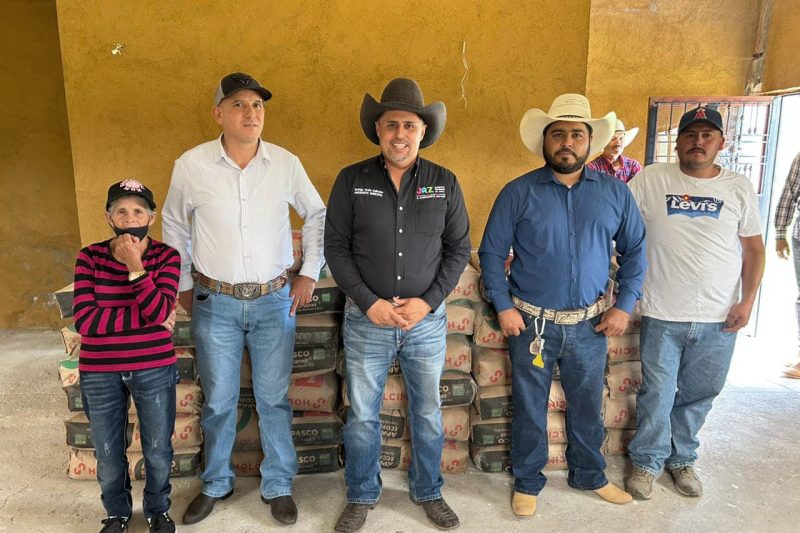 RODRIGO UREÑO ENTREGA APOYOS EN COMUNIDADES JEREZANAS DE LA SIERRA