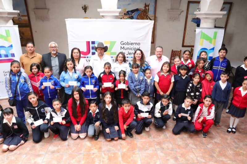 ENTREGA RODRIGO UREÑO 150 BECAS PARA ESTUDIANTES DE NIVEL BÁSICO Y SUPERIOR