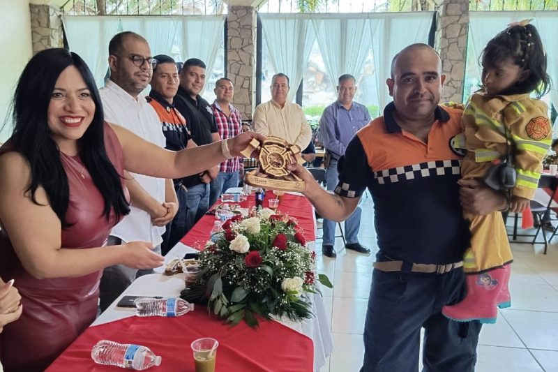 RÍO GRANDE RINDE HOMENAJE A SU CUERPO DE BOMBEROS