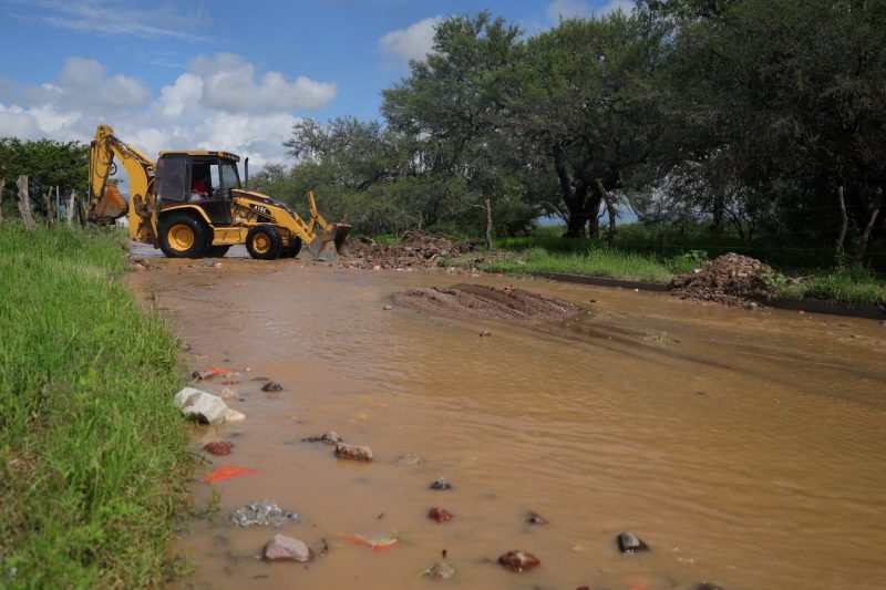 LIMPIAN Y DESAZOLVAN CALLES CON AFECTACIONES POR LA LLUVIA