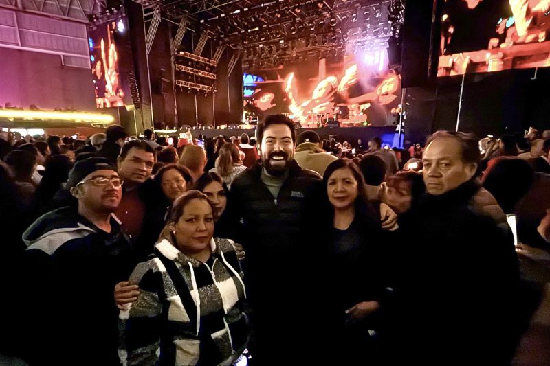 NOCHE DE FERIA, NOCHE DE AMISTAD; DEJA UNA ROSA EN TU BALCÓN