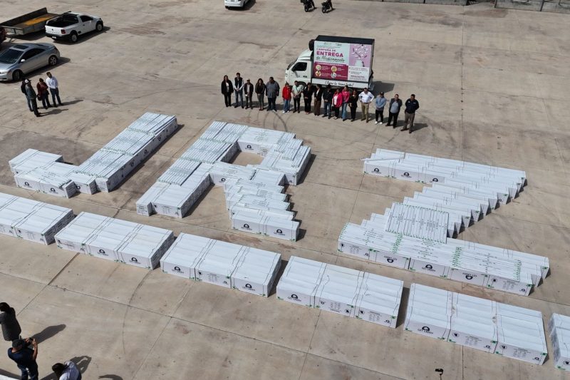 RODRIGO UREÑO ENTREGA CALENTADORES SOLARES A 200 FAMILIAS JEREZANAS