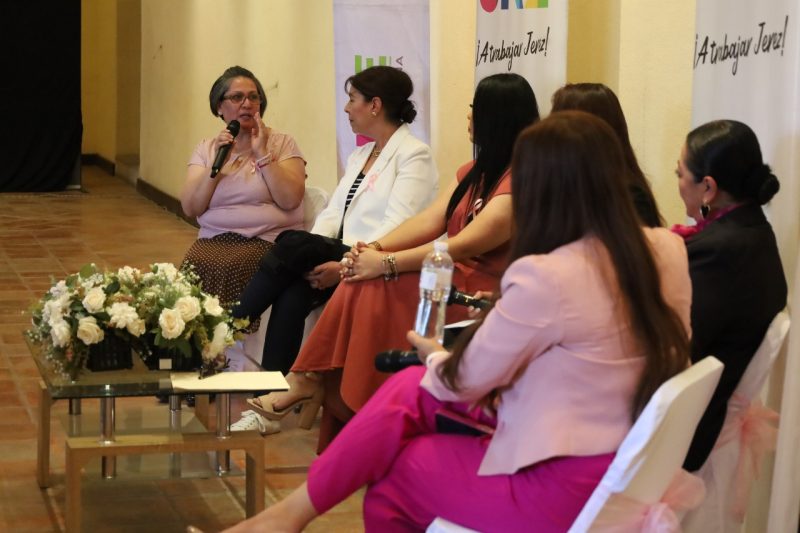A TRAVÉS DE CONVERSATORIO ROSA, DIF DE JEREZ LLAMA A  LA LUCHA CONTRA EL CÁNCER DE MAMA