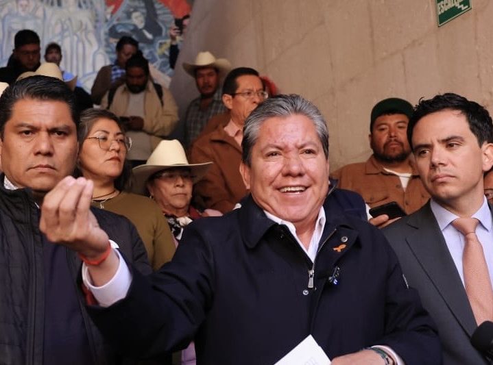 SUS FUNCIONARIOS LE JUEGAN EL DEDO EN LA BOCA A DAVID MONREAL