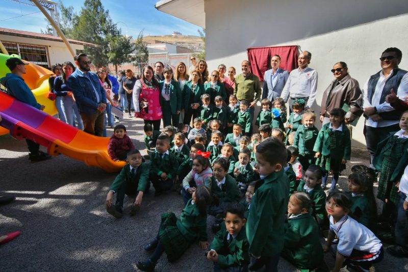 Entrega Pepe Saldívar juegos nuevos a niños y niñas de preescolar en Guadalupe