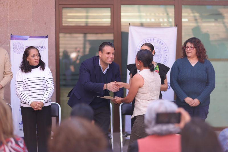 Miguel Varela entrega licencias a nuevos establecimientos que dinamizan la economía capitalina