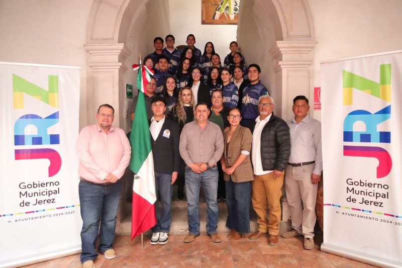 ABANDERA RODRIGO UREÑO A LA COMPAÑÍA DE DANZA DE ISEA CALMECAC RUMBO A COLOMBIA.