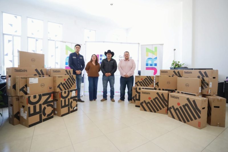 ENTREGA RODRIGO UREÑO EQUIPOS DE CÓMPUTO A DEPENDENCIAS MUNICIPALES