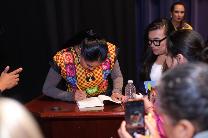 EUFROSINA CRUZ IMPARTE MAGISTRAL CONFERENCIA POR LA ELIMINACIÓN DE LA VIOLENCIA EN LA CAPITAL