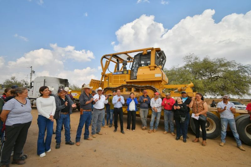 Gestiona Pepe Saldívar maquinaria para desazolvar arroyos y evitar inundaciones en la comunidad de El Bordo
