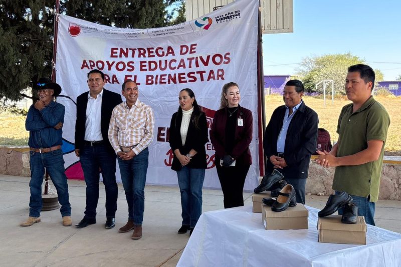 Continúa Pepe Saldívar con entrega de calzado del programa de Apoyos Educativos para el Bienestar en comunidades