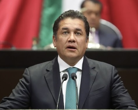 EL POLLO GALLARDO ESPOLONEA A SHEINBAUM; LA LLAMA FARSANTE