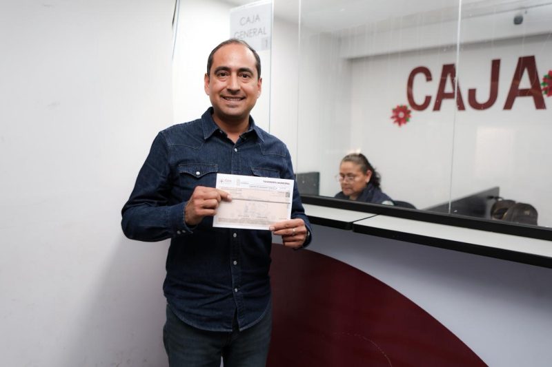 Pepe Saldívar cumple e invita a pagar el predial