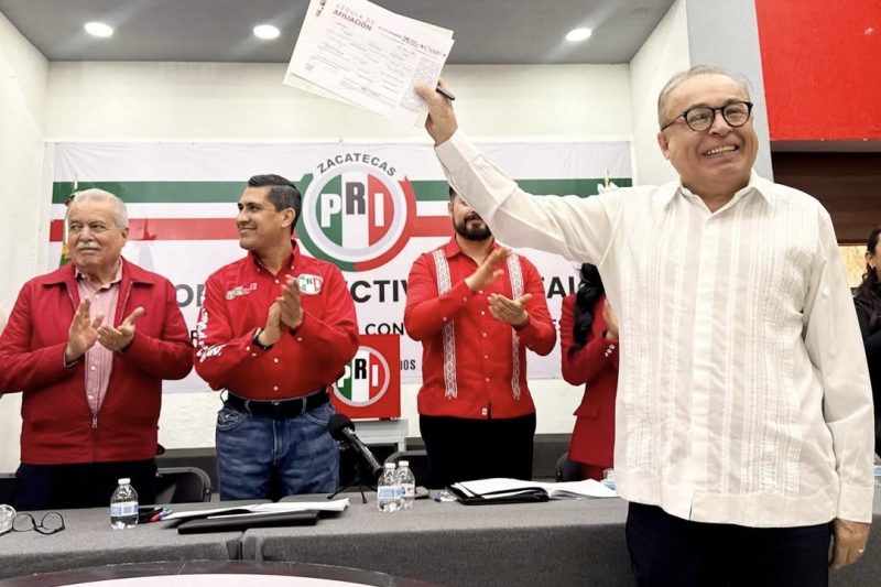 ARTURO NAHLE REFRENDA MILITANCIA  EN PRI Y DESAFÍA AL PODER DE MORENA