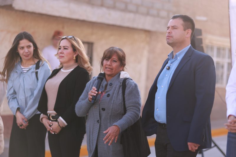 MIGUEL VARELA APAPACHA  A MUJERES DEL M-8;  GOBIERNO PROTEGE  FACHADA DEL PALACIO