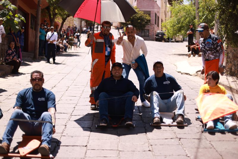 MIGUEL VARELA LLEVA SU GOBIERNO A LAS CALLES; GRAN CARRERA DE CARRETAS