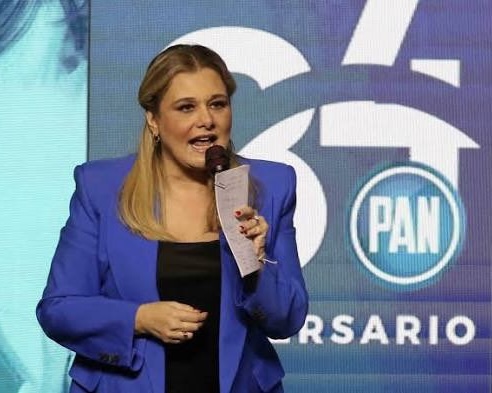 CLAUDIA NO CEDE EN PATEARLE EL BOTE DE LOS DOS AGENTES DE LA CIA A TRUMP