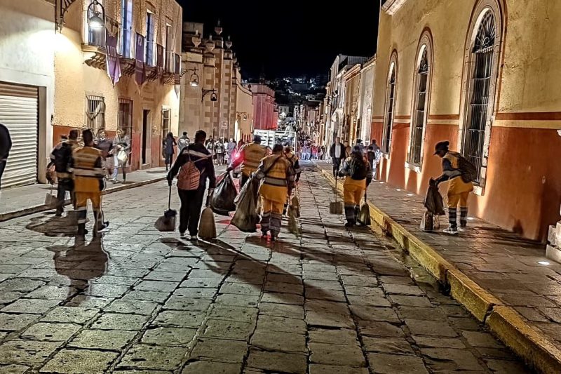Intensifica Miguel Varela cuadrillas de barrido manual en el Centro Histórico durante el Festival Cultural